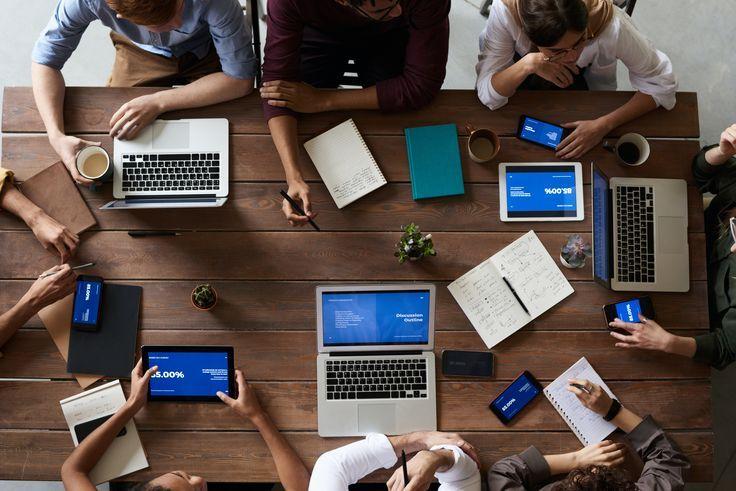 Équipe pluridisciplinaire en atelier stratégique